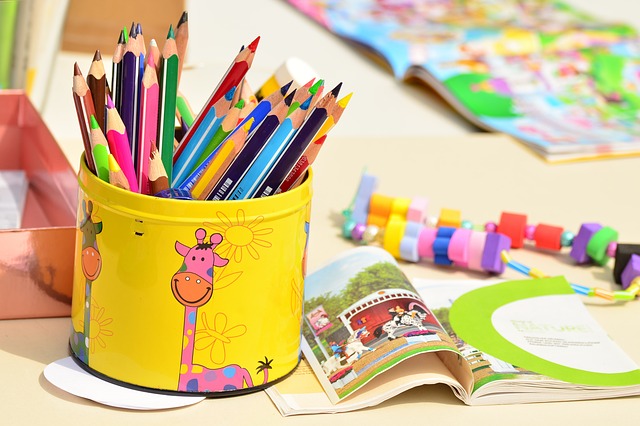 保育園、幼稚園、色鉛筆、絵本